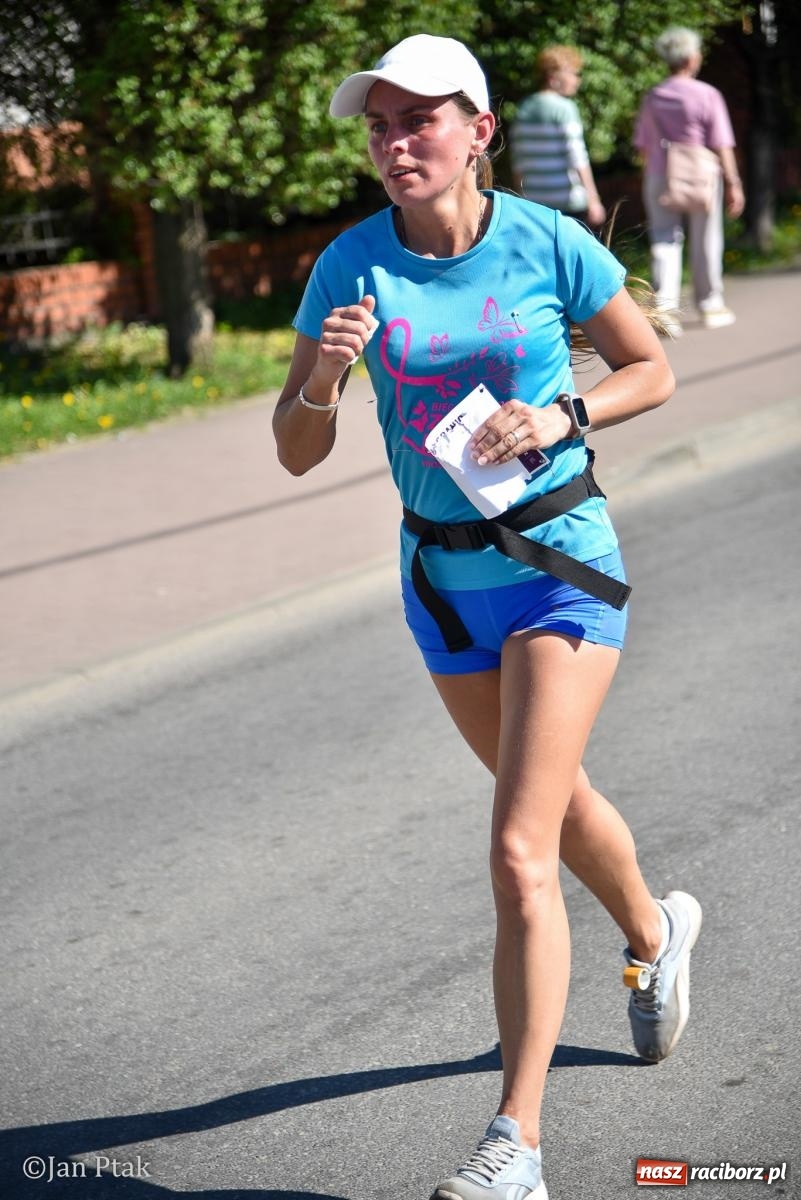Zdjęcie w galerii na portalu naszraciborz.pl: Bieg bez granic na stadionie OSiR. Sportowe święto 3 maja w Raciborzu [FOTO] wiadomości z regionu