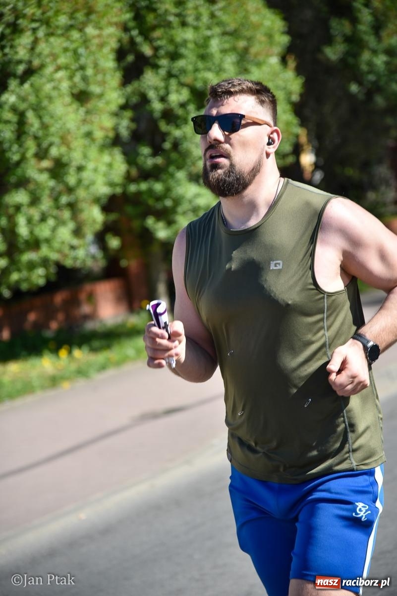 Zdjęcie w galerii na portalu naszraciborz.pl: Bieg bez granic na stadionie OSiR. Sportowe święto 3 maja w Raciborzu [FOTO] wiadomości z regionu