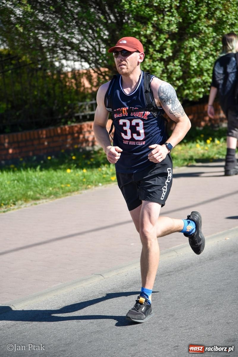 Zdjęcie w galerii na portalu naszraciborz.pl: Bieg bez granic na stadionie OSiR. Sportowe święto 3 maja w Raciborzu [FOTO] wiadomości z regionu