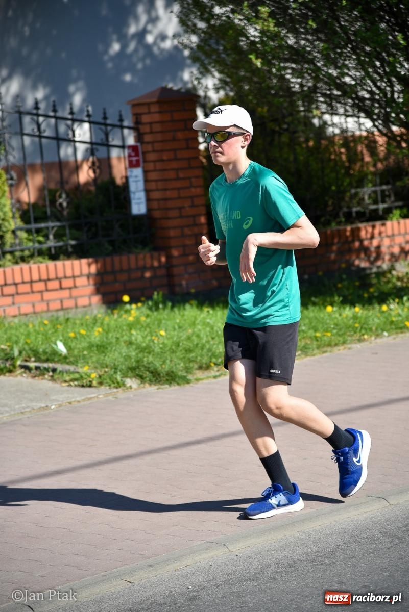 Zdjęcie w galerii na portalu naszraciborz.pl: Bieg bez granic na stadionie OSiR. Sportowe święto 3 maja w Raciborzu [FOTO] wiadomości z regionu