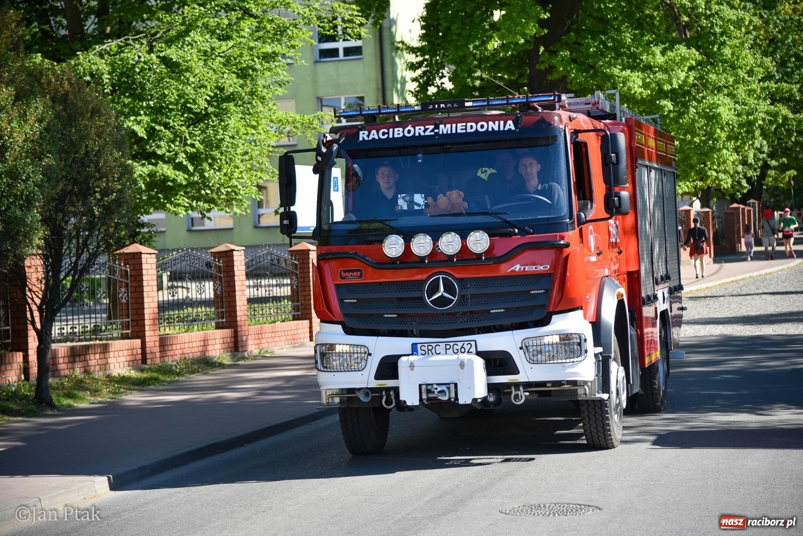 Zdjęcie w galerii na portalu naszraciborz.pl: Bieg bez granic na stadionie OSiR. Sportowe święto 3 maja w Raciborzu [FOTO] wiadomości z regionu