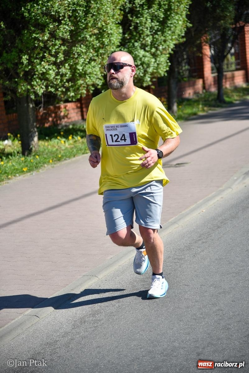 Zdjęcie w galerii na portalu naszraciborz.pl: Bieg bez granic na stadionie OSiR. Sportowe święto 3 maja w Raciborzu [FOTO] wiadomości z regionu