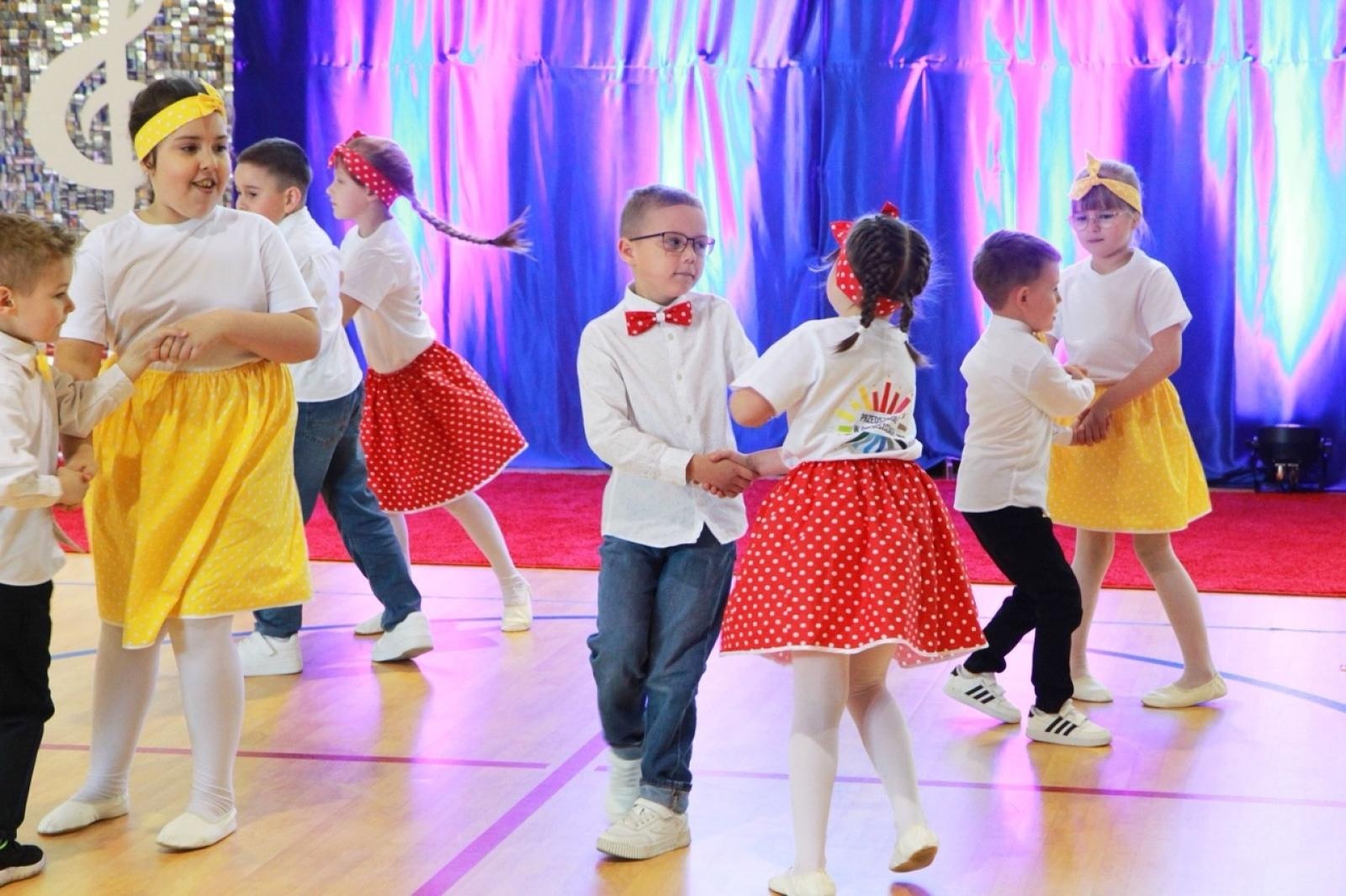 Zdjęcie w galerii na portalu naszraciborz.pl: IV Powiatowy Festiwal Taneczny Tańczące Przedszkolaki w Zabełkowie wiadomości z regionu