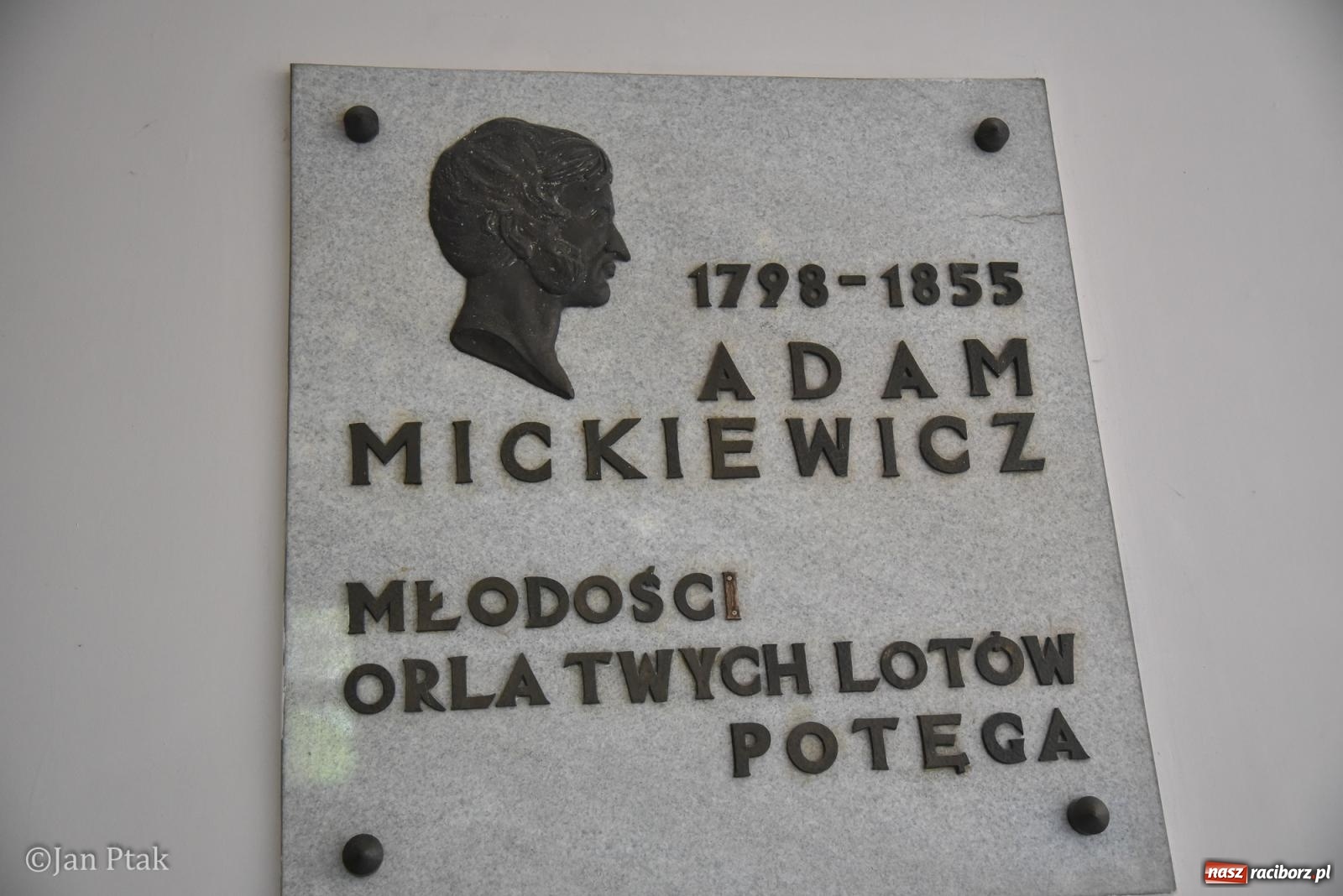 Zdjęcie w galerii na portalu naszraciborz.pl: Razem, młodzi przyjaciele! W szczęściu wszystkiego są wszystkich cele. W II LO ruszyły matury wiadomości z regionu