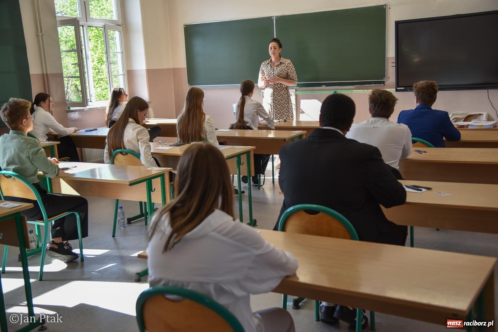 Zdjęcie w galerii na portalu naszraciborz.pl: Razem, młodzi przyjaciele! W szczęściu wszystkiego są wszystkich cele. W II LO ruszyły matury wiadomości z regionu