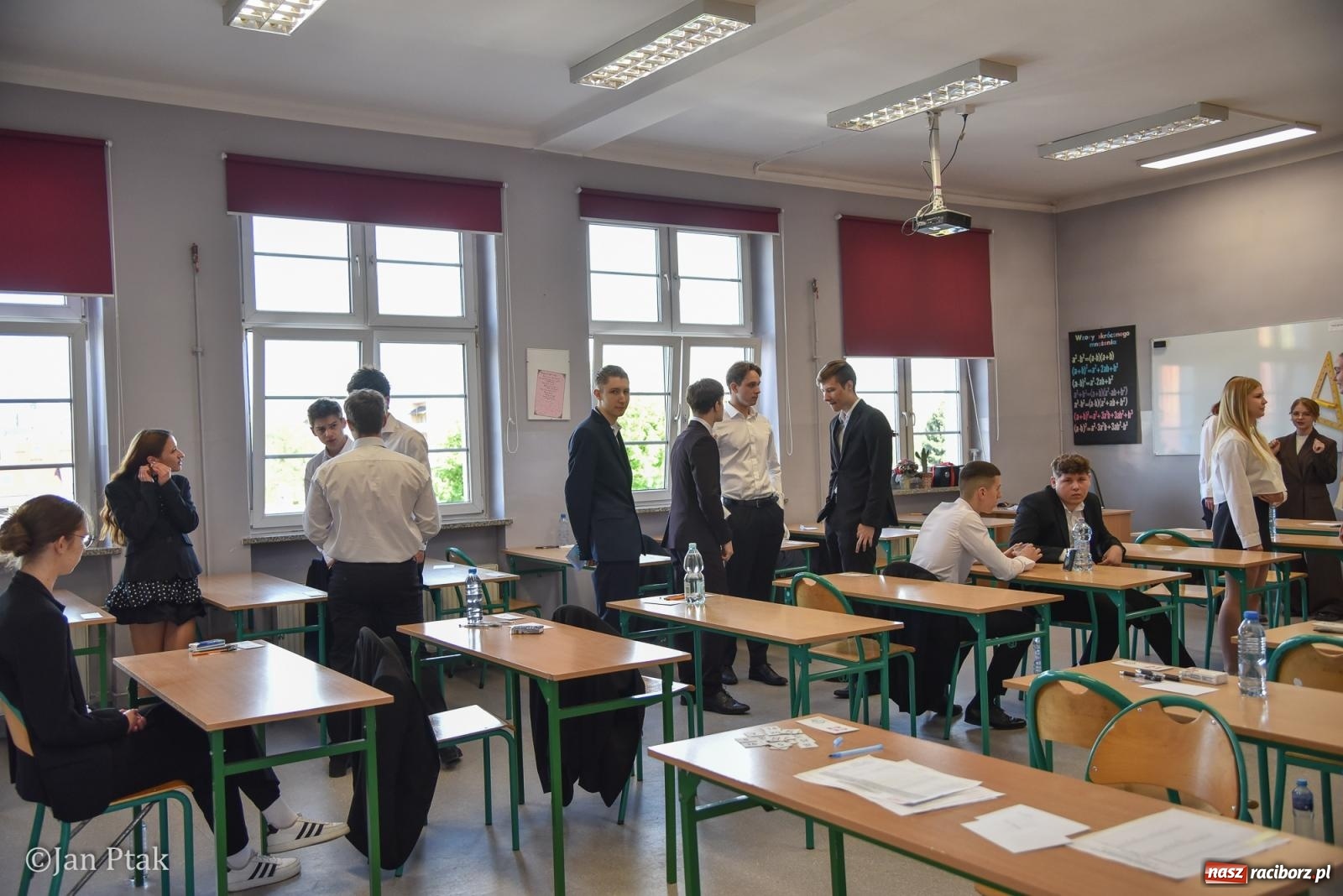 Zdjęcie w galerii na portalu naszraciborz.pl: Razem, młodzi przyjaciele! W szczęściu wszystkiego są wszystkich cele. W II LO ruszyły matury wiadomości z regionu
