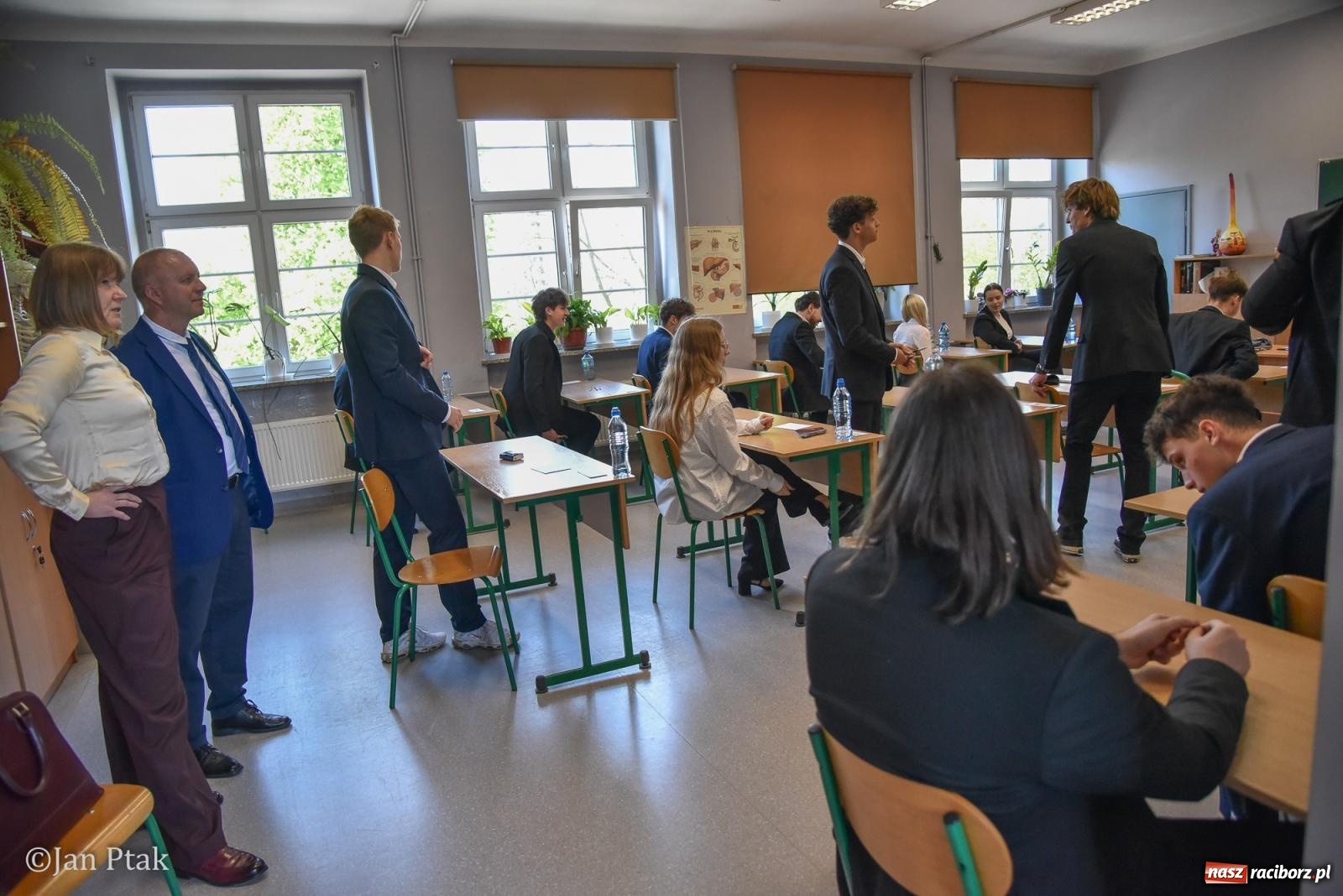 Zdjęcie w galerii na portalu naszraciborz.pl: Razem, młodzi przyjaciele! W szczęściu wszystkiego są wszystkich cele. W II LO ruszyły matury wiadomości z regionu