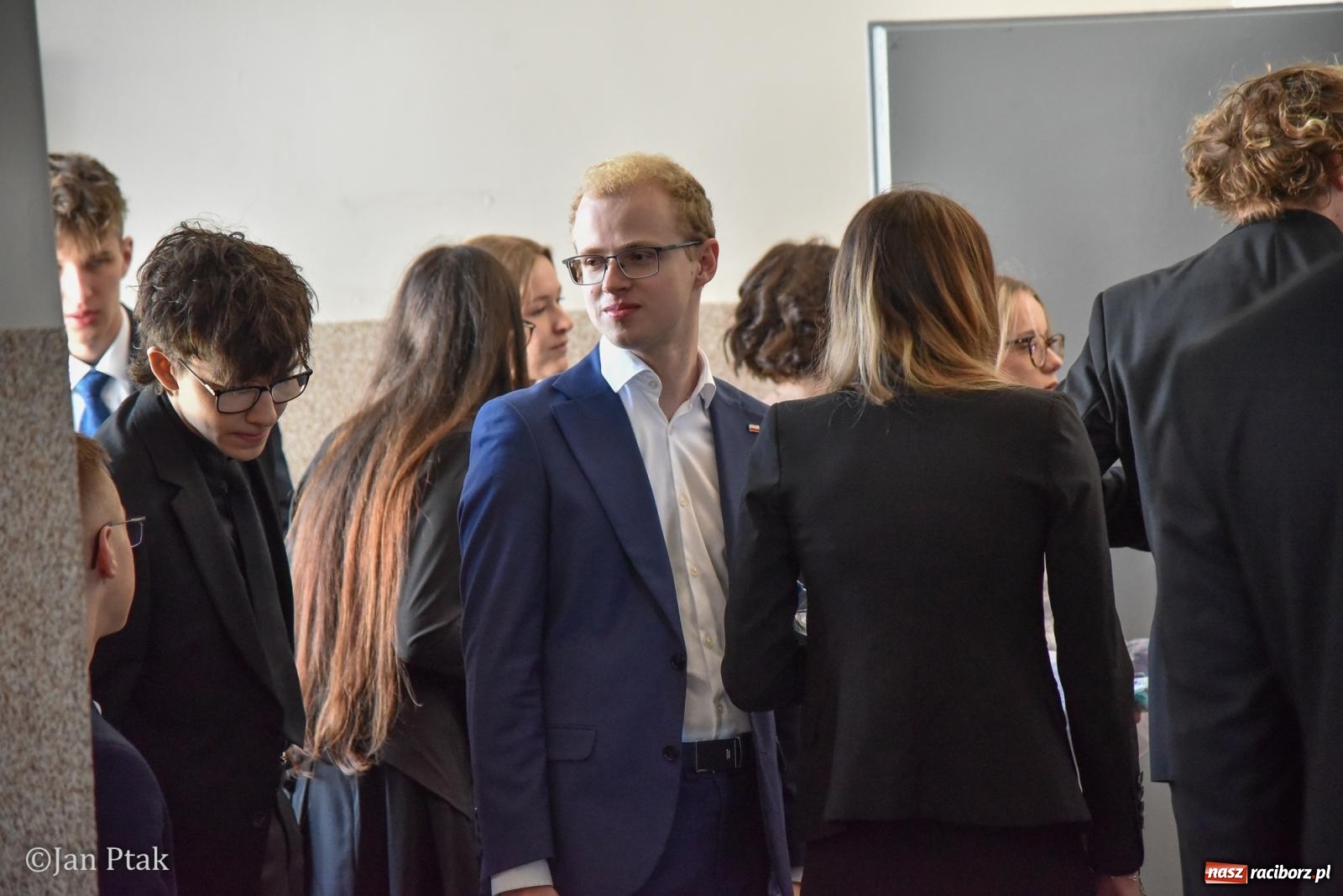 Zdjęcie w galerii na portalu naszraciborz.pl: Razem, młodzi przyjaciele! W szczęściu wszystkiego są wszystkich cele. W II LO ruszyły matury wiadomości z regionu