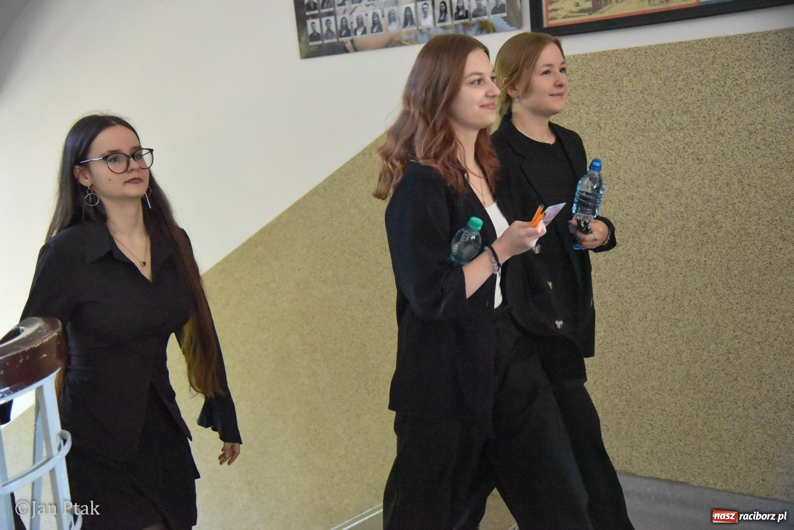 Zdjęcie w galerii na portalu naszraciborz.pl: Razem, młodzi przyjaciele! W szczęściu wszystkiego są wszystkich cele. W II LO ruszyły matury wiadomości z regionu