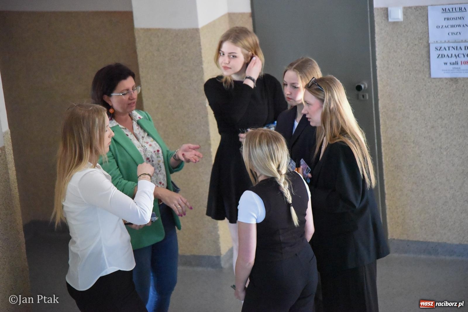 Zdjęcie w galerii na portalu naszraciborz.pl: Razem, młodzi przyjaciele! W szczęściu wszystkiego są wszystkich cele. W II LO ruszyły matury wiadomości z regionu