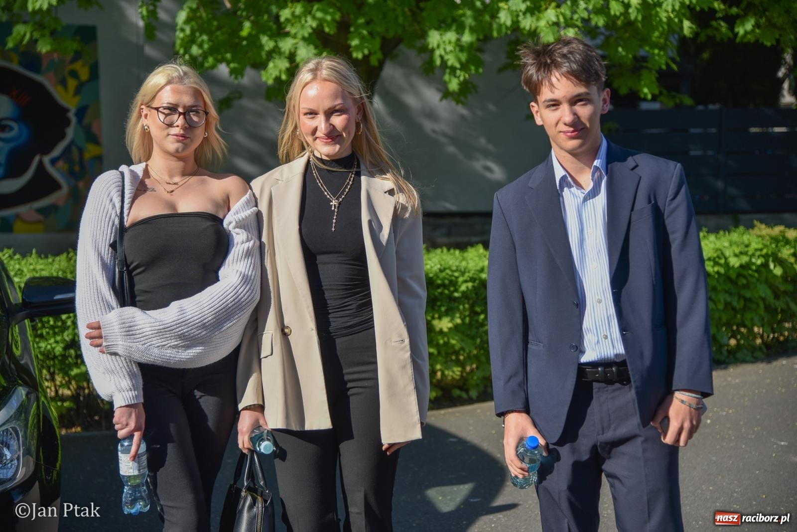 Zdjęcie w galerii na portalu naszraciborz.pl: Razem, młodzi przyjaciele! W szczęściu wszystkiego są wszystkich cele. W II LO ruszyły matury wiadomości z regionu