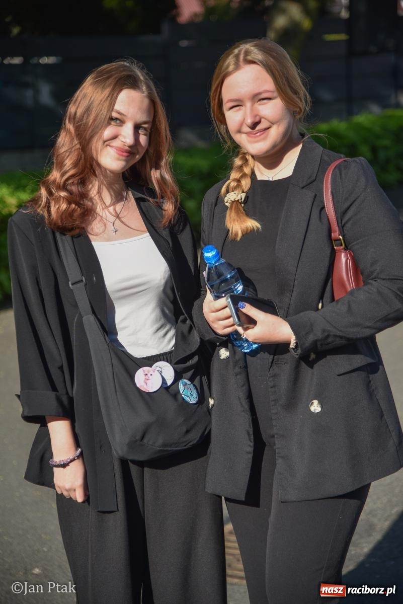 Zdjęcie w galerii na portalu naszraciborz.pl: Razem, młodzi przyjaciele! W szczęściu wszystkiego są wszystkich cele. W II LO ruszyły matury wiadomości z regionu