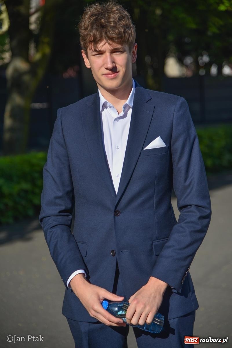 Zdjęcie w galerii na portalu naszraciborz.pl: Razem, młodzi przyjaciele! W szczęściu wszystkiego są wszystkich cele. W II LO ruszyły matury wiadomości z regionu