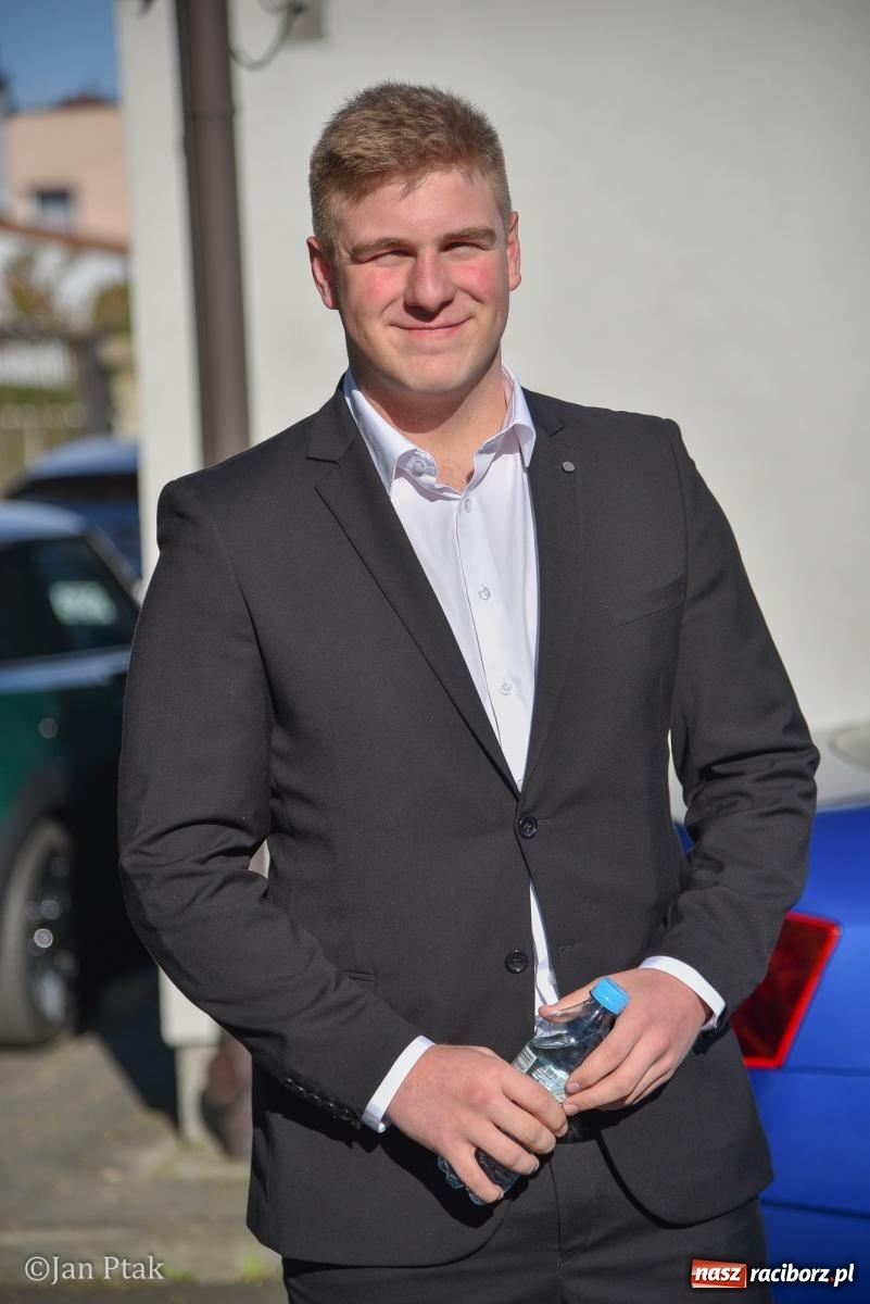 Zdjęcie w galerii na portalu naszraciborz.pl: Razem, młodzi przyjaciele! W szczęściu wszystkiego są wszystkich cele. W II LO ruszyły matury wiadomości z regionu