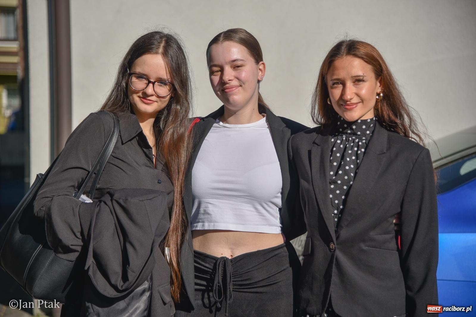 Zdjęcie w galerii na portalu naszraciborz.pl: Razem, młodzi przyjaciele! W szczęściu wszystkiego są wszystkich cele. W II LO ruszyły matury wiadomości z regionu