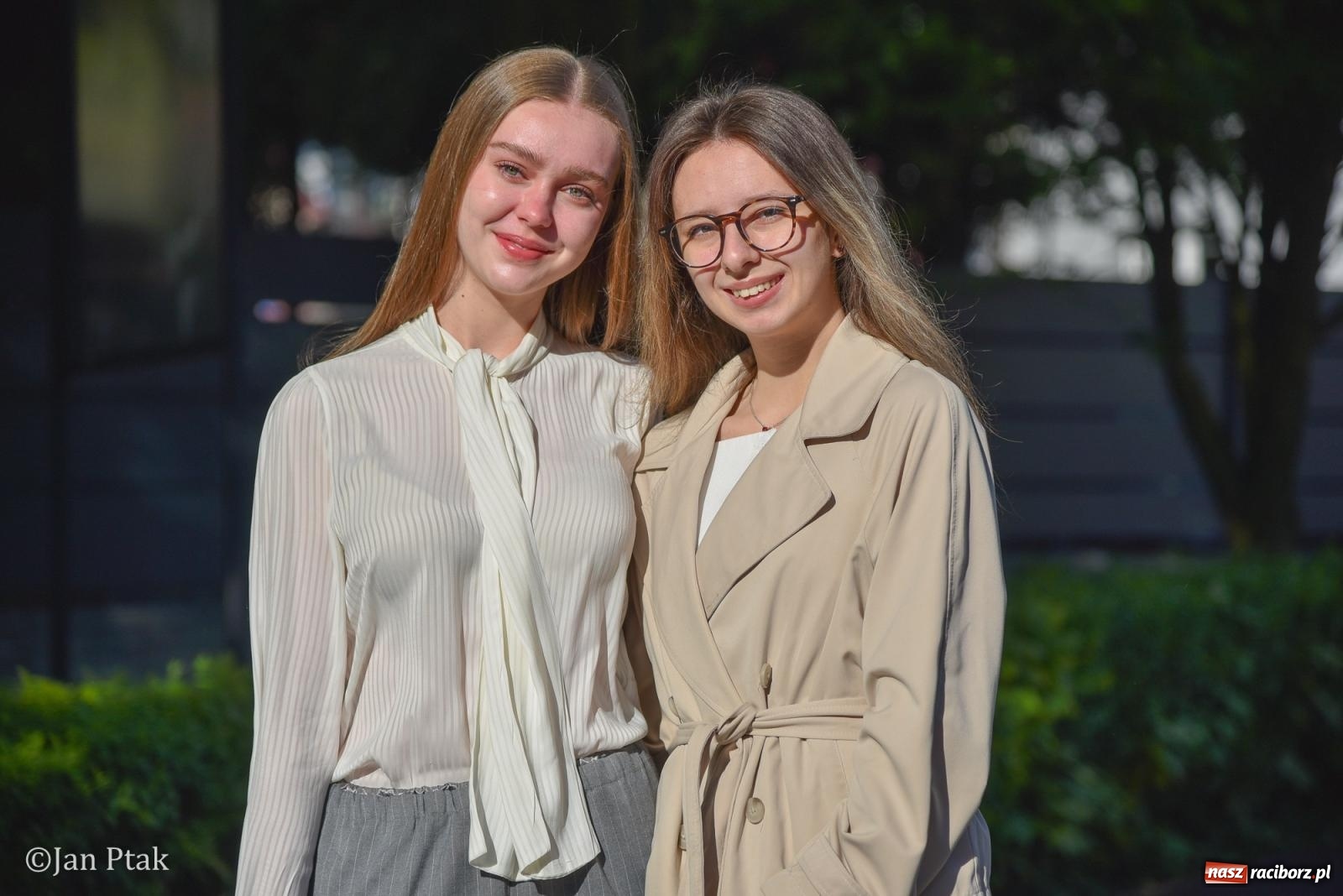 Zdjęcie w galerii na portalu naszraciborz.pl: Razem, młodzi przyjaciele! W szczęściu wszystkiego są wszystkich cele. W II LO ruszyły matury wiadomości z regionu