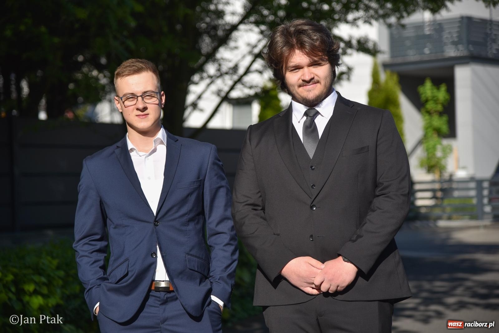 Zdjęcie w galerii na portalu naszraciborz.pl: Razem, młodzi przyjaciele! W szczęściu wszystkiego są wszystkich cele. W II LO ruszyły matury wiadomości z regionu