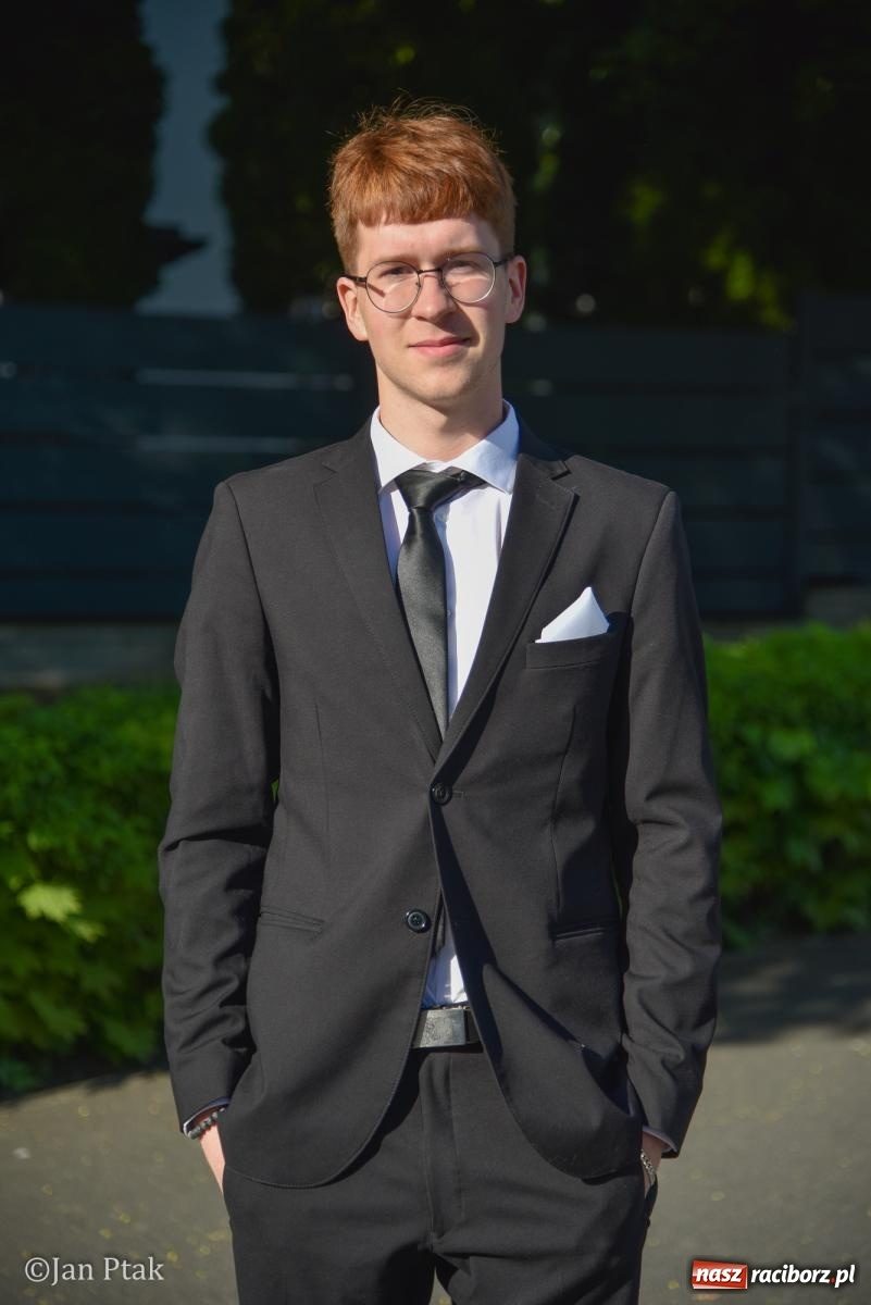 Zdjęcie w galerii na portalu naszraciborz.pl: Razem, młodzi przyjaciele! W szczęściu wszystkiego są wszystkich cele. W II LO ruszyły matury wiadomości z regionu