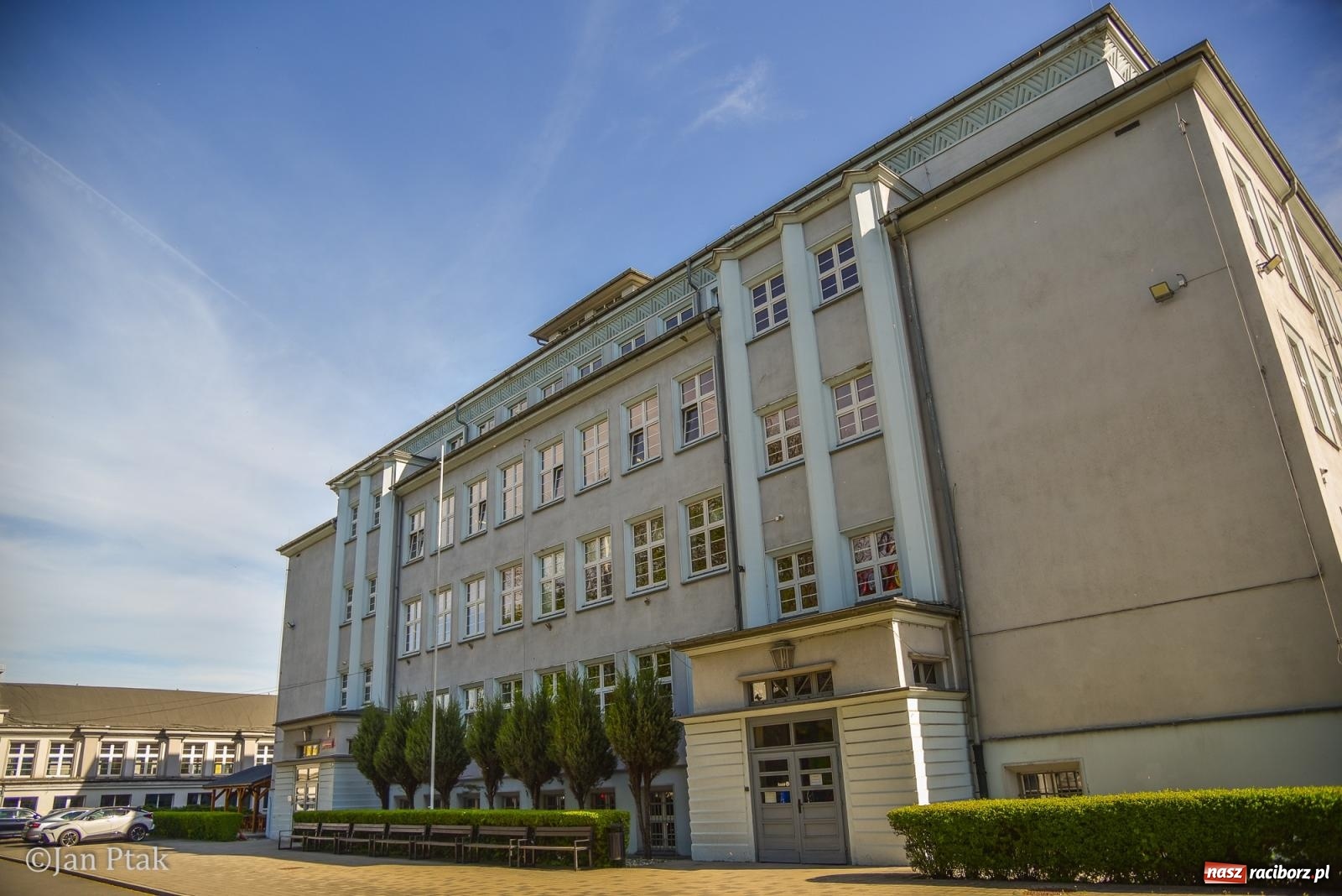 Zdjęcie w galerii na portalu naszraciborz.pl: Razem, młodzi przyjaciele! W szczęściu wszystkiego są wszystkich cele. W II LO ruszyły matury wiadomości z regionu