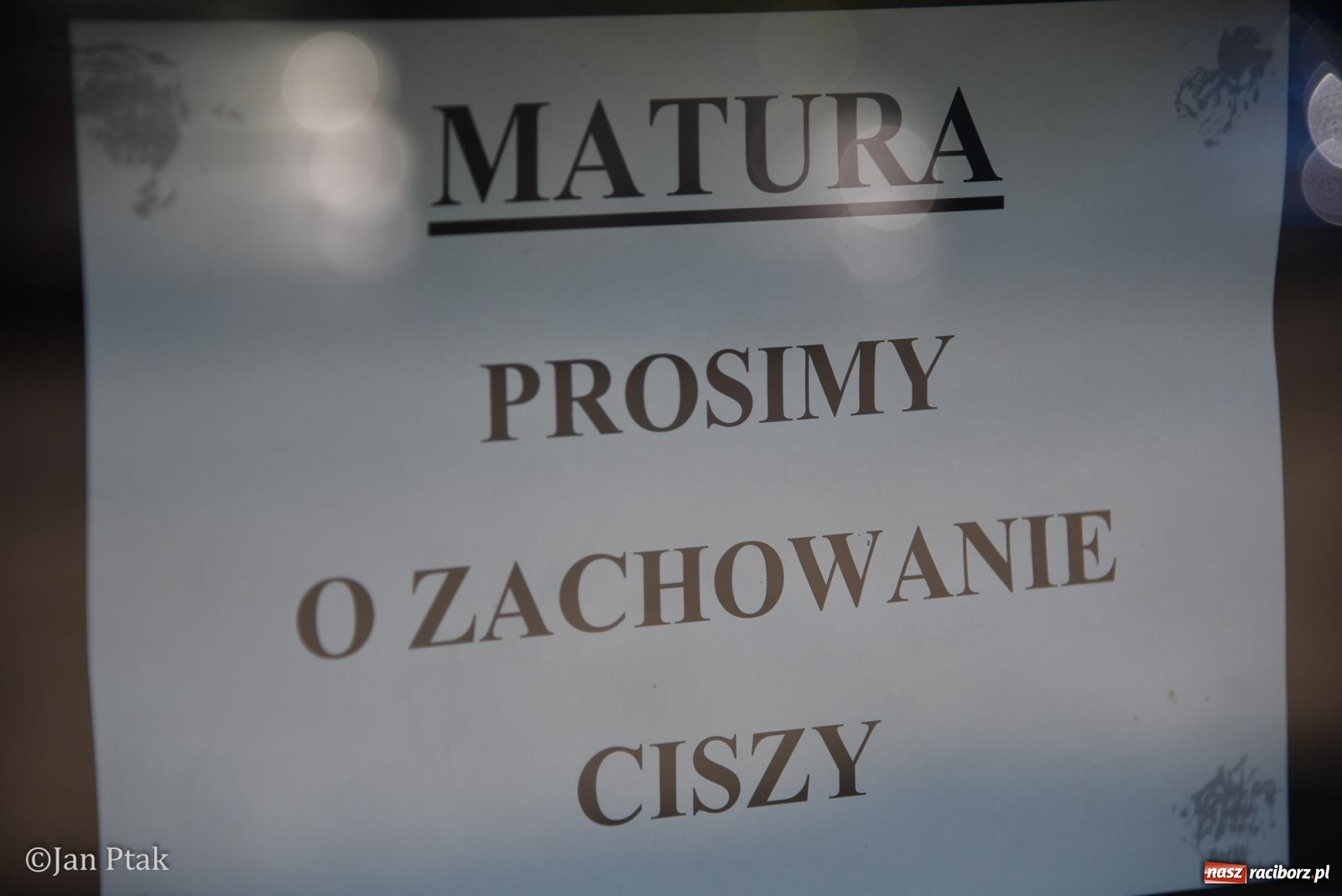 Zdjęcie w galerii na portalu naszraciborz.pl: Razem, młodzi przyjaciele! W szczęściu wszystkiego są wszystkich cele. W II LO ruszyły matury wiadomości z regionu