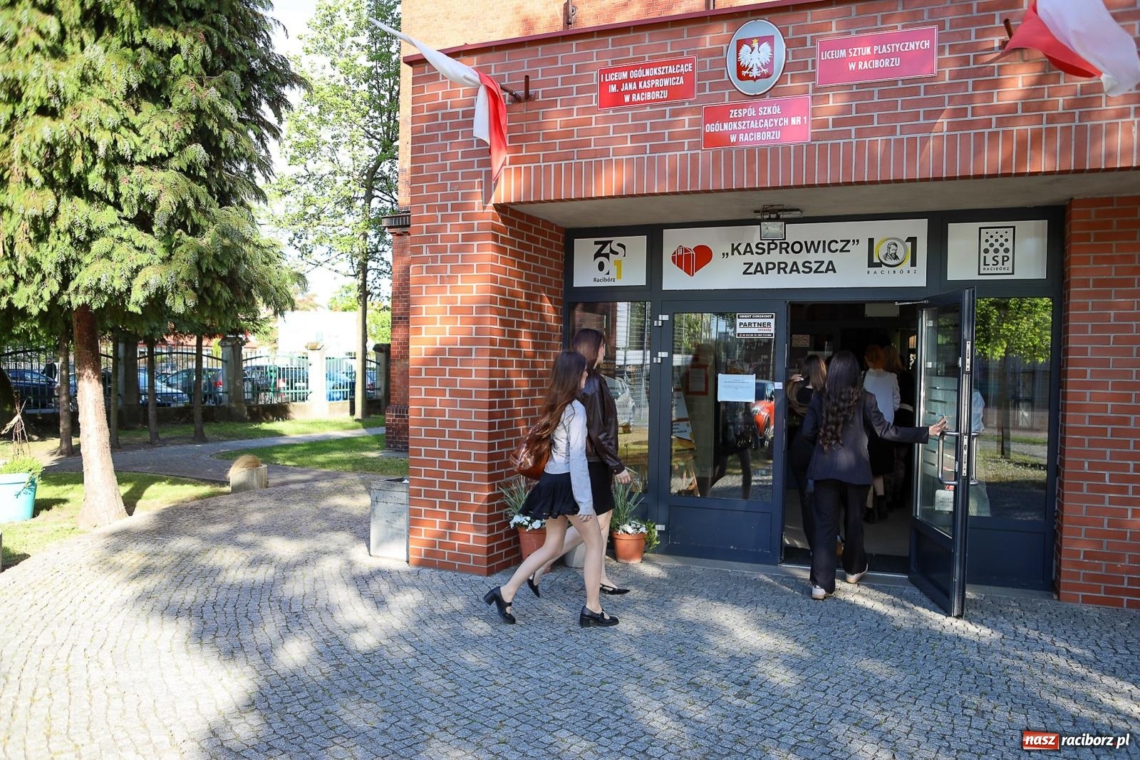 Zdjęcie w galerii na portalu naszraciborz.pl: Od studniówki do matury. Uczniowie ZSO nr 1 w Raciborzu rozpoczynają najważniejszy wiadomości z regionu