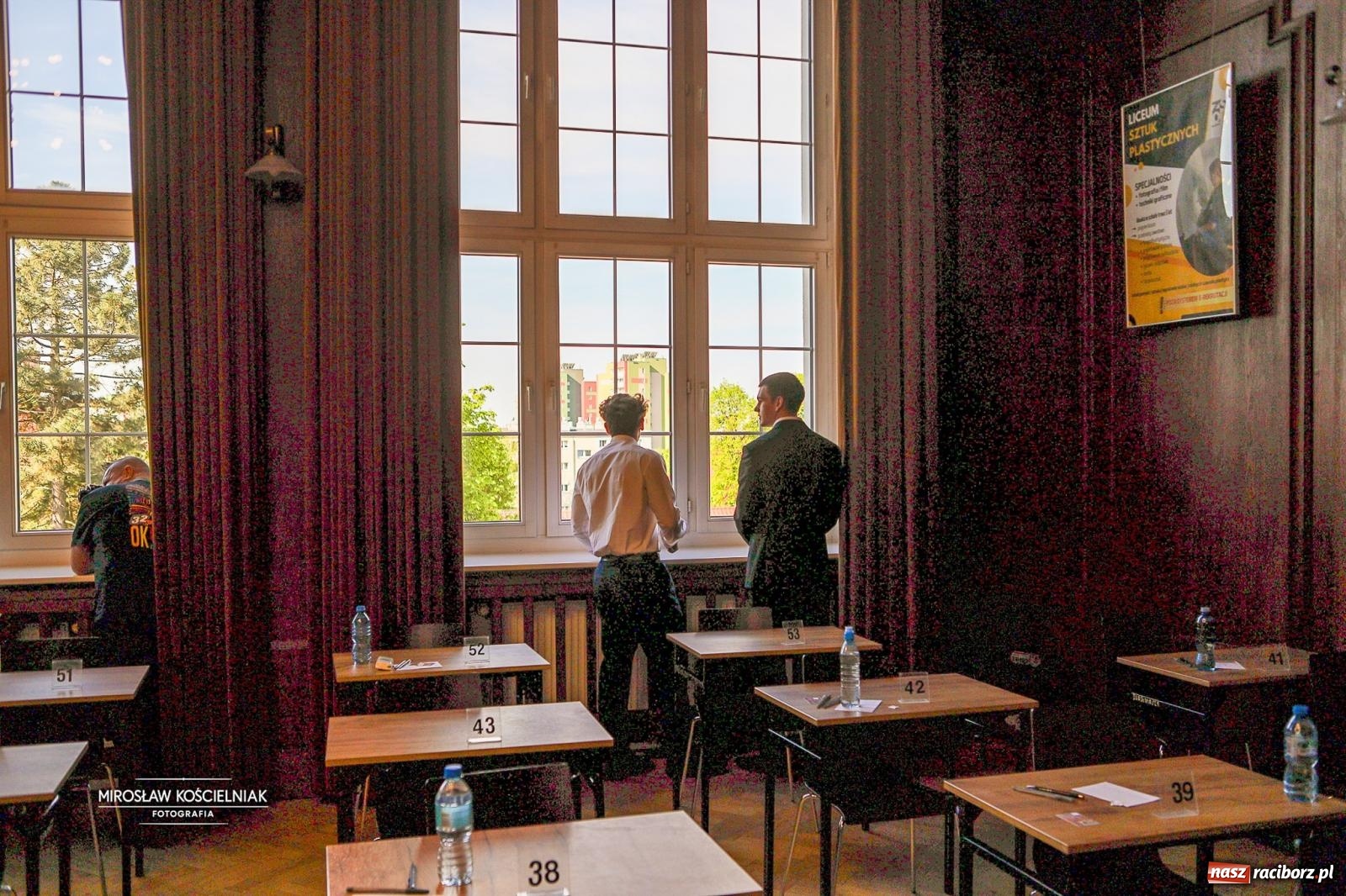 Zdjęcie w galerii na portalu naszraciborz.pl: Od studniówki do matury. Uczniowie ZSO nr 1 w Raciborzu rozpoczynają najważniejszy wiadomości z regionu