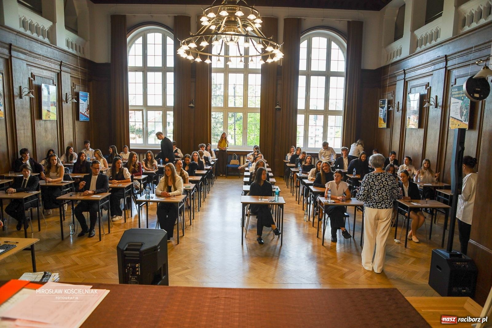Zdjęcie w galerii na portalu naszraciborz.pl: Od studniówki do matury. Uczniowie ZSO nr 1 w Raciborzu rozpoczynają najważniejszy wiadomości z regionu