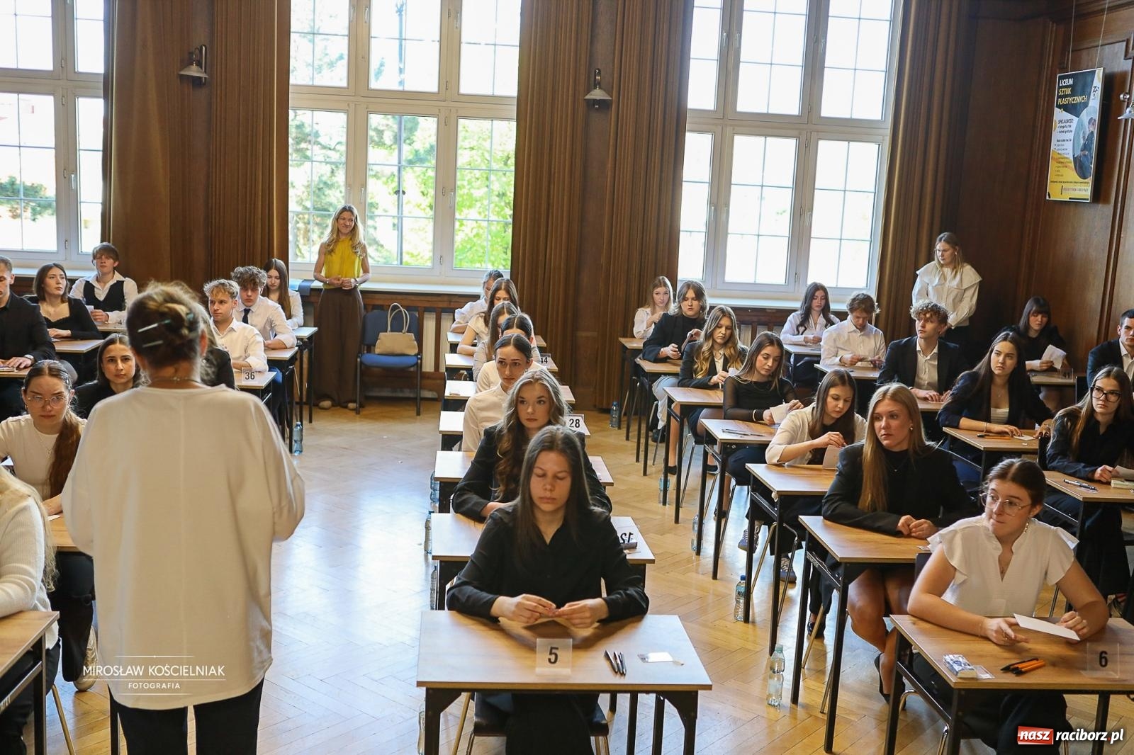Zdjęcie w galerii na portalu naszraciborz.pl: Od studniówki do matury. Uczniowie ZSO nr 1 w Raciborzu rozpoczynają najważniejszy wiadomości z regionu