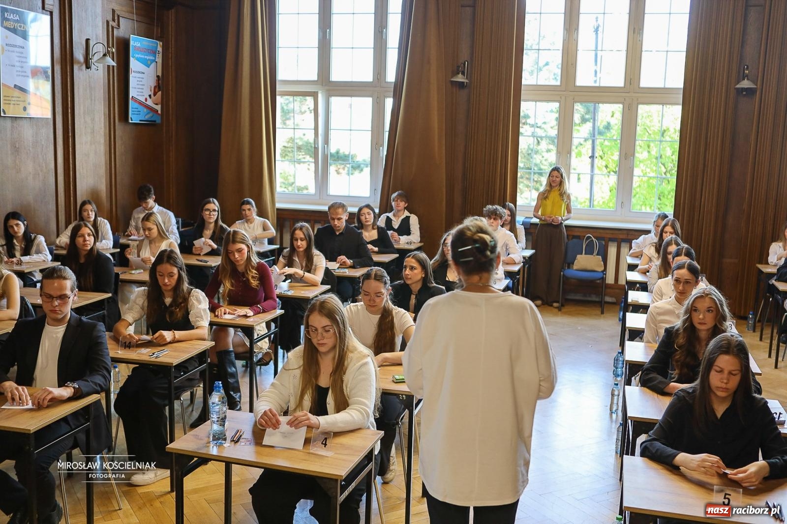 Zdjęcie w galerii na portalu naszraciborz.pl: Od studniówki do matury. Uczniowie ZSO nr 1 w Raciborzu rozpoczynają najważniejszy wiadomości z regionu