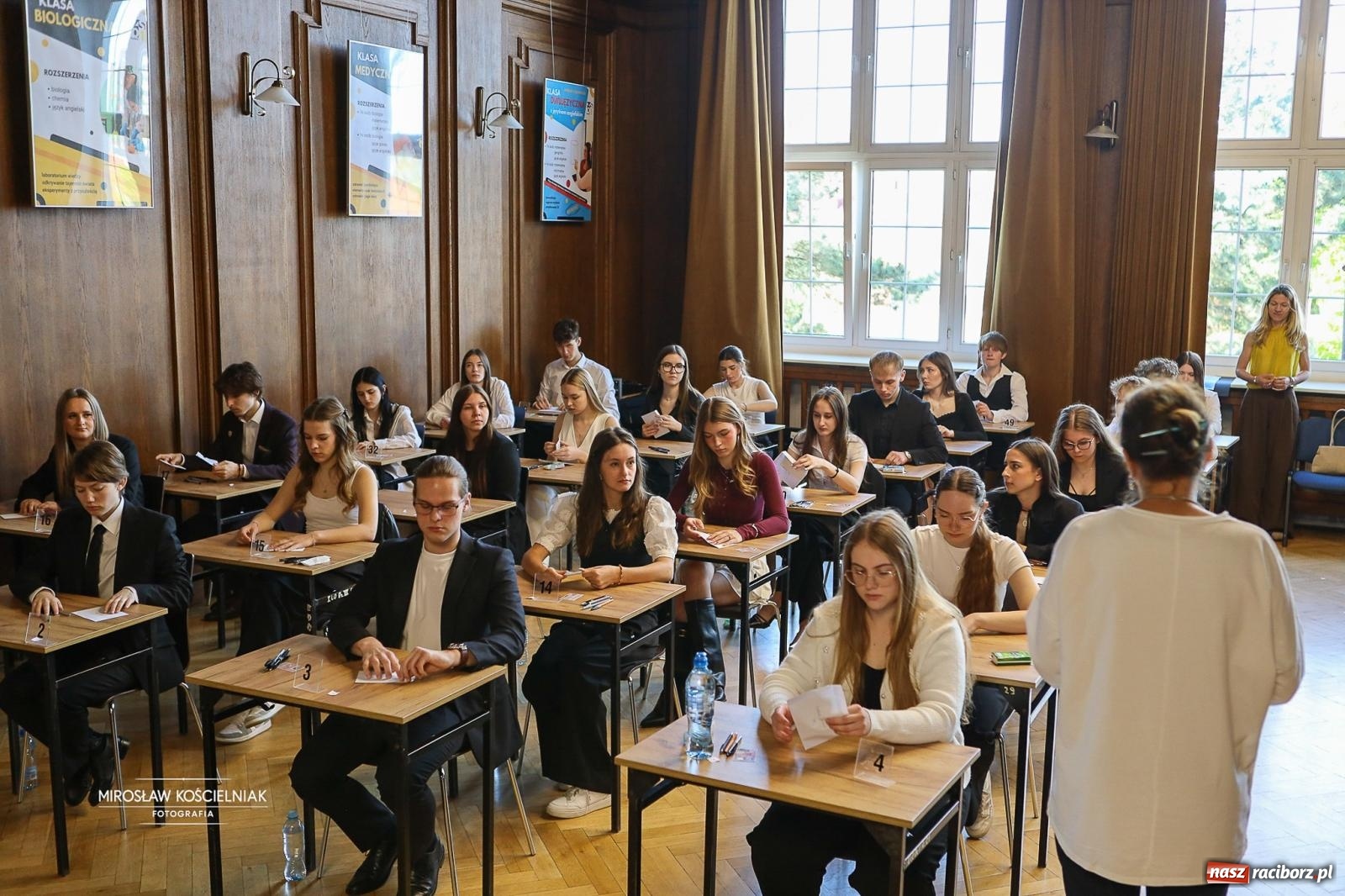 Zdjęcie w galerii na portalu naszraciborz.pl: Od studniówki do matury. Uczniowie ZSO nr 1 w Raciborzu rozpoczynają najważniejszy wiadomości z regionu