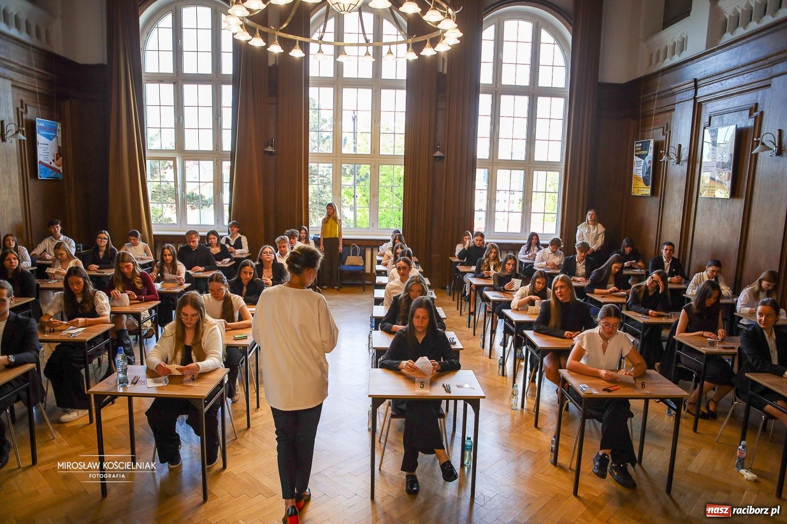 Zdjęcie w galerii na portalu naszraciborz.pl: Od studniówki do matury. Uczniowie ZSO nr 1 w Raciborzu rozpoczynają najważniejszy wiadomości z regionu