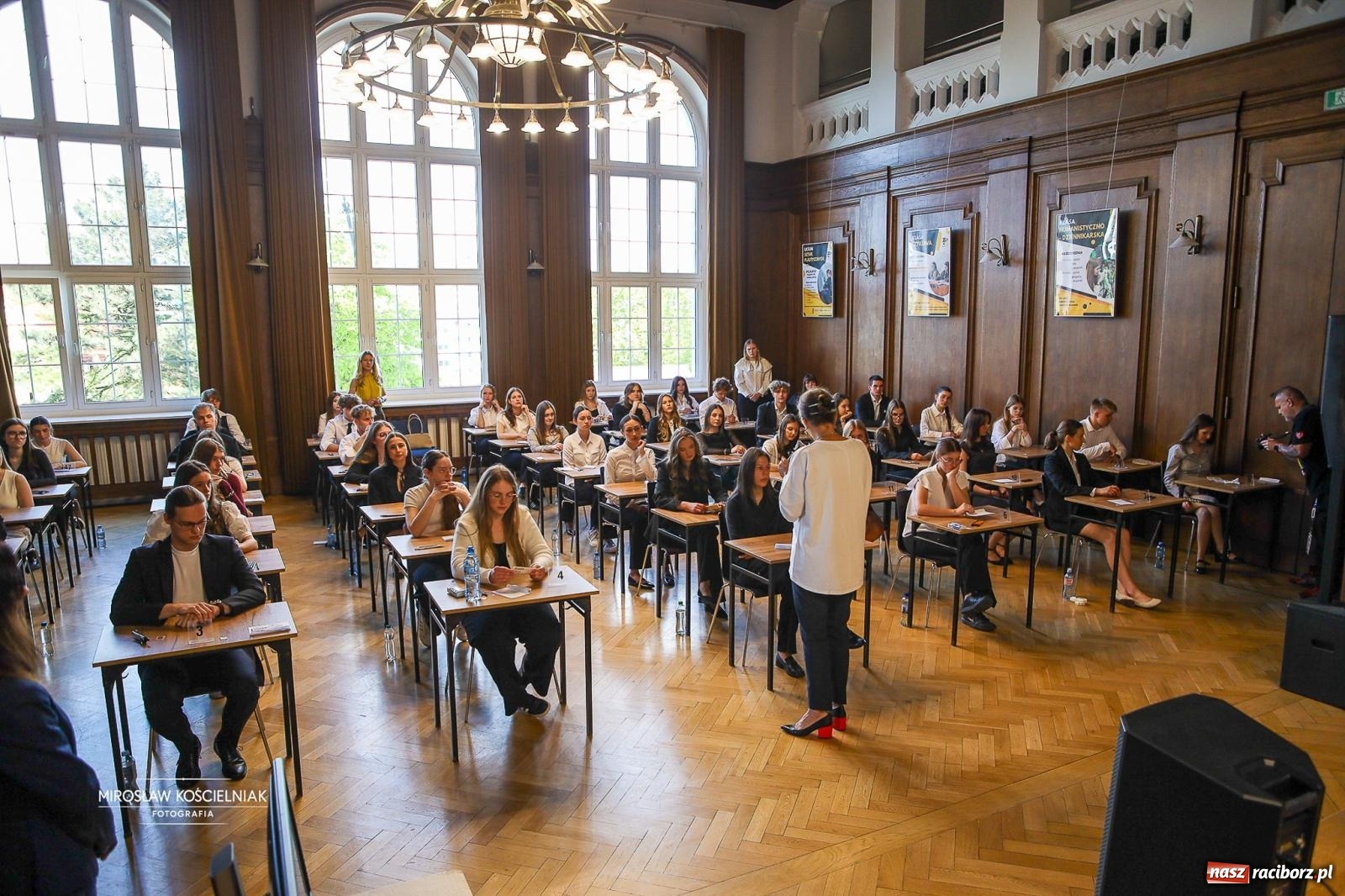 Zdjęcie w galerii na portalu naszraciborz.pl: Od studniówki do matury. Uczniowie ZSO nr 1 w Raciborzu rozpoczynają najważniejszy wiadomości z regionu