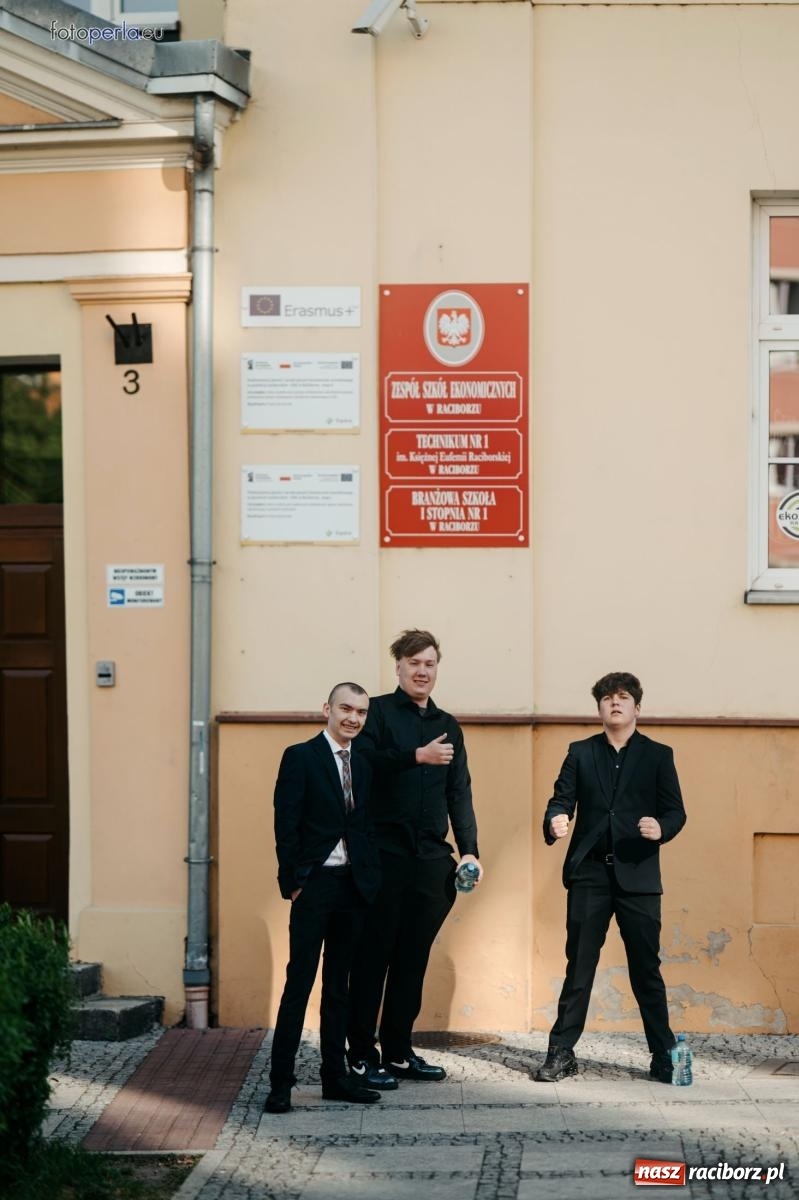 Zdjęcie w galerii na portalu naszraciborz.pl: Matury w Ekonomiku. Absolwentki i absolwenci czterech klas przystąpili do egzaminu dojrzałości wiadomości z regionu