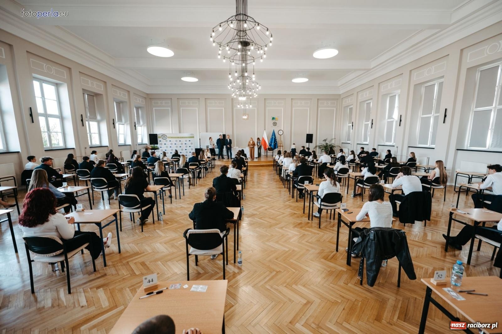 Zdjęcie w galerii na portalu naszraciborz.pl: Matury w Ekonomiku. Absolwentki i absolwenci czterech klas przystąpili do egzaminu dojrzałości wiadomości z regionu