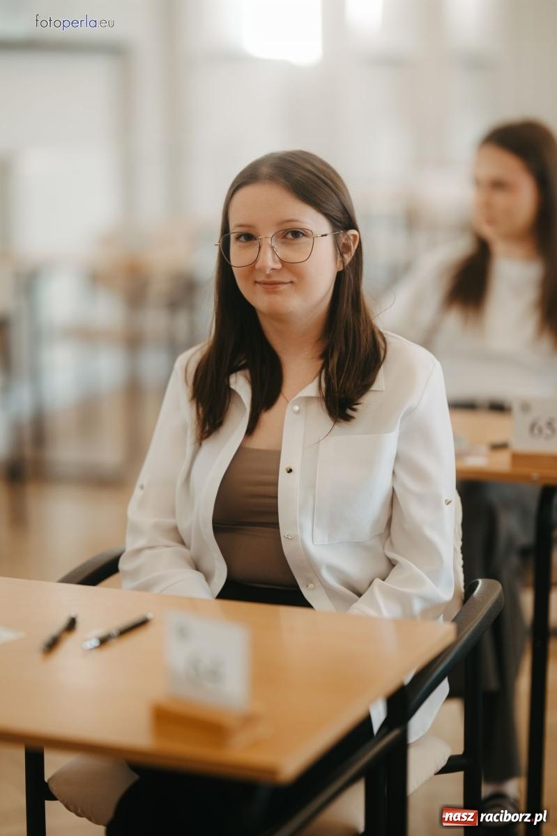 Zdjęcie w galerii na portalu naszraciborz.pl: Matury w Ekonomiku. Absolwentki i absolwenci czterech klas przystąpili do egzaminu dojrzałości wiadomości z regionu