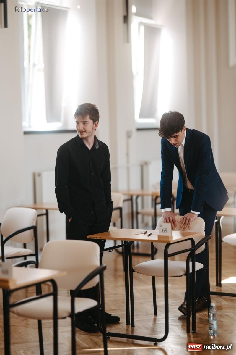 Zdjęcie w galerii na portalu naszraciborz.pl: Matury w Ekonomiku. Absolwentki i absolwenci czterech klas przystąpili do egzaminu dojrzałości wiadomości z regionu