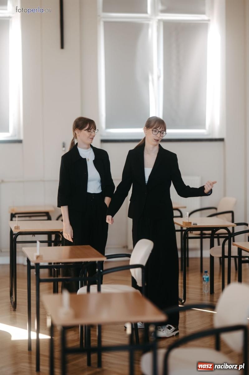 Zdjęcie w galerii na portalu naszraciborz.pl: Matury w Ekonomiku. Absolwentki i absolwenci czterech klas przystąpili do egzaminu dojrzałości wiadomości z regionu