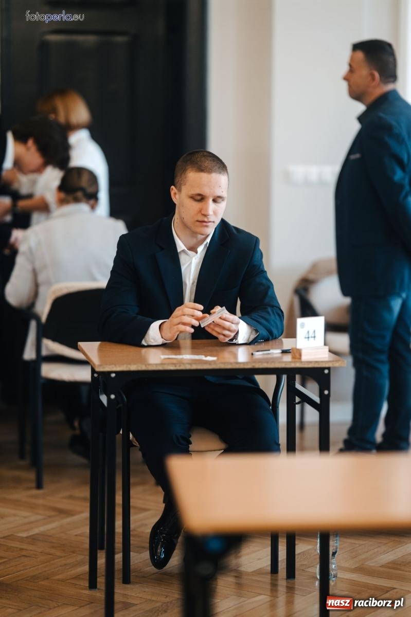 Zdjęcie w galerii na portalu naszraciborz.pl: Matury w Ekonomiku. Absolwentki i absolwenci czterech klas przystąpili do egzaminu dojrzałości wiadomości z regionu
