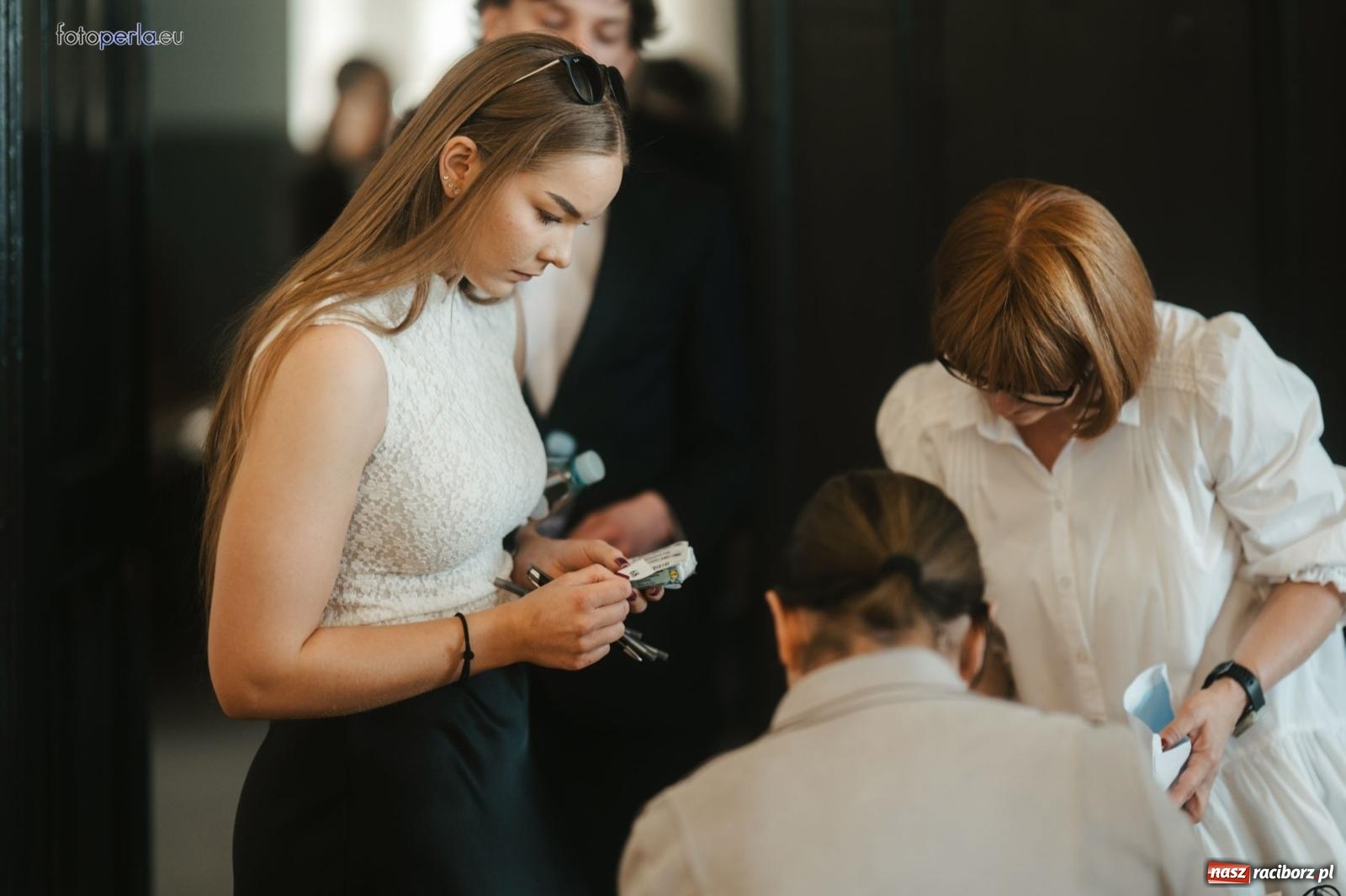 Zdjęcie w galerii na portalu naszraciborz.pl: Matury w Ekonomiku. Absolwentki i absolwenci czterech klas przystąpili do egzaminu dojrzałości wiadomości z regionu