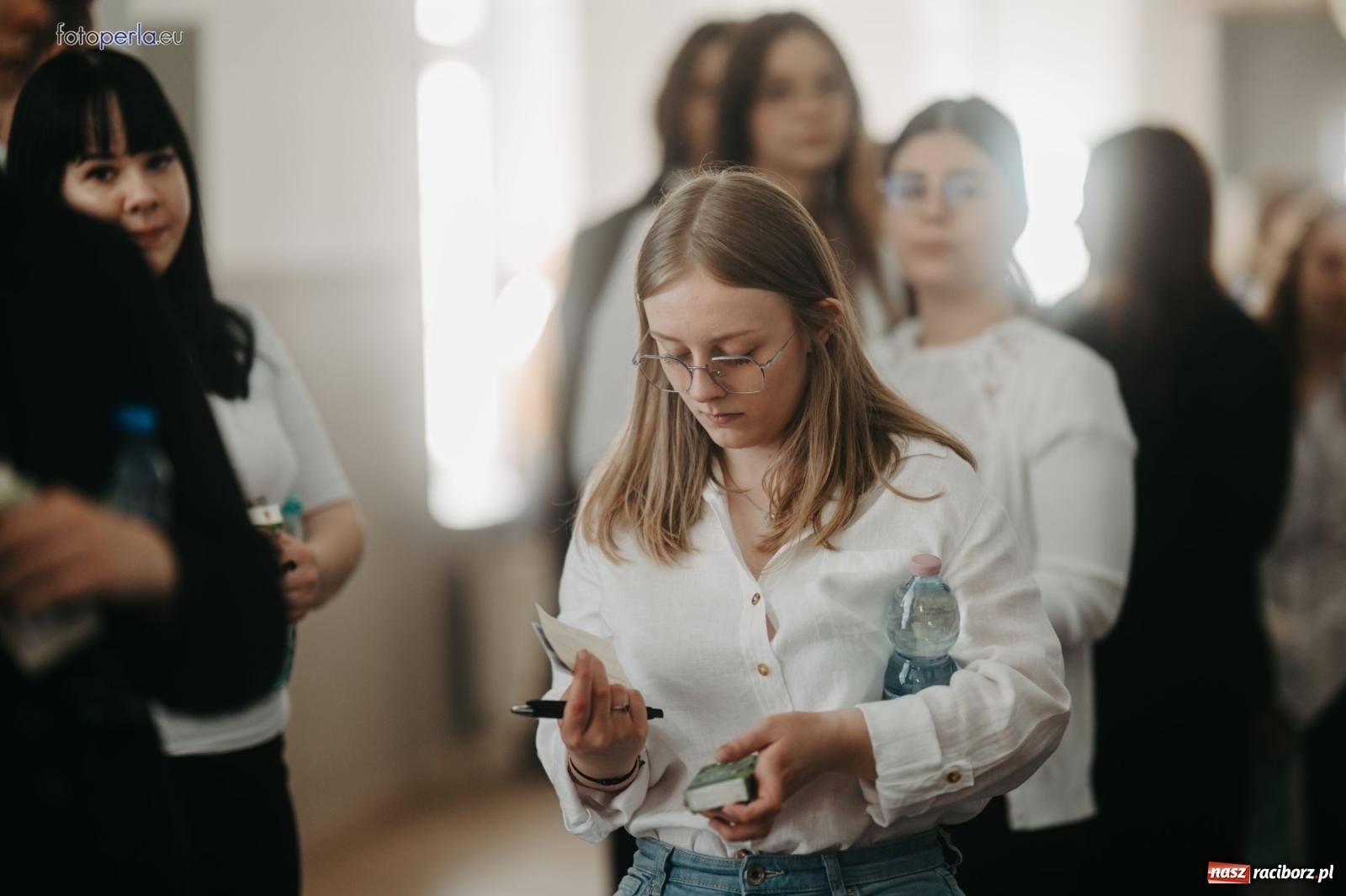 Zdjęcie w galerii na portalu naszraciborz.pl: Matury w Ekonomiku. Absolwentki i absolwenci czterech klas przystąpili do egzaminu dojrzałości wiadomości z regionu