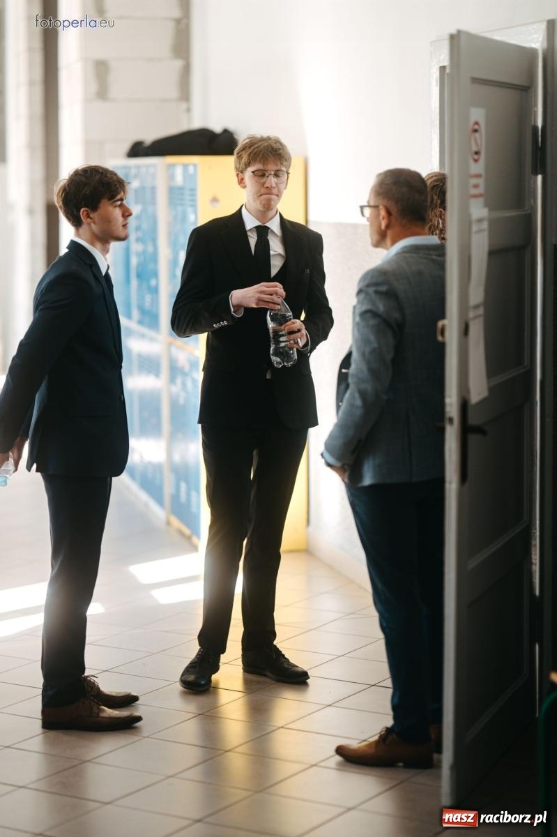 Zdjęcie w galerii na portalu naszraciborz.pl: Matury w Ekonomiku. Absolwentki i absolwenci czterech klas przystąpili do egzaminu dojrzałości wiadomości z regionu