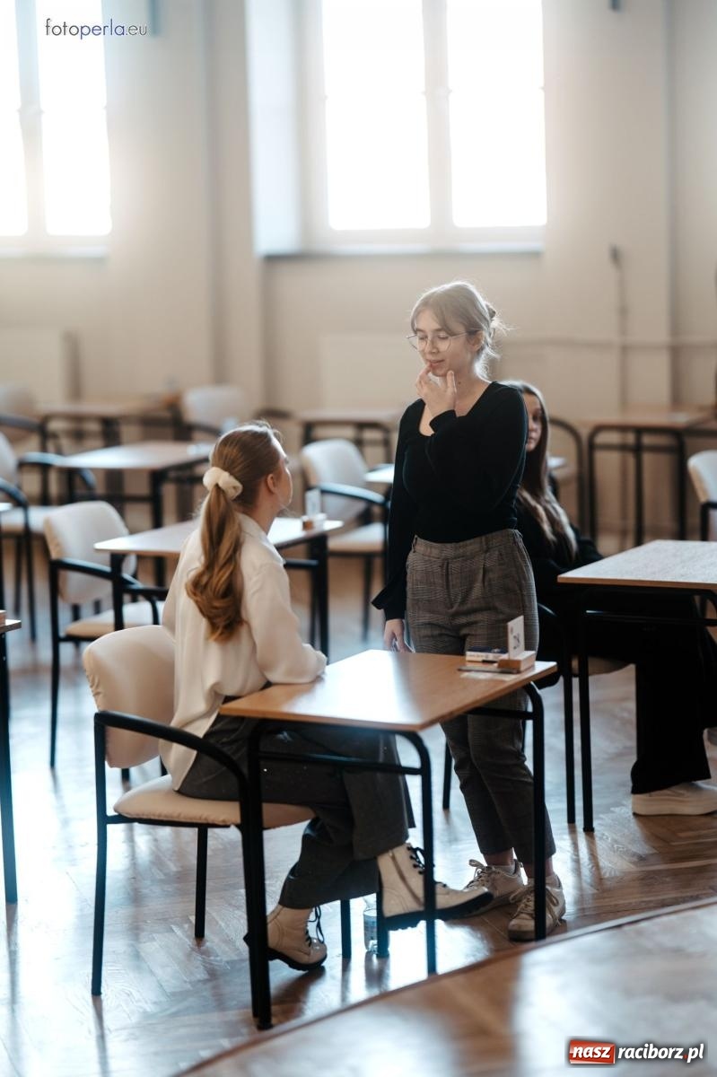 Zdjęcie w galerii na portalu naszraciborz.pl: Matury w Ekonomiku. Absolwentki i absolwenci czterech klas przystąpili do egzaminu dojrzałości wiadomości z regionu