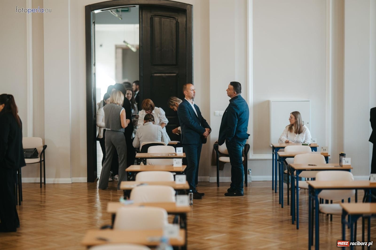 Zdjęcie w galerii na portalu naszraciborz.pl: Matury w Ekonomiku. Absolwentki i absolwenci czterech klas przystąpili do egzaminu dojrzałości wiadomości z regionu
