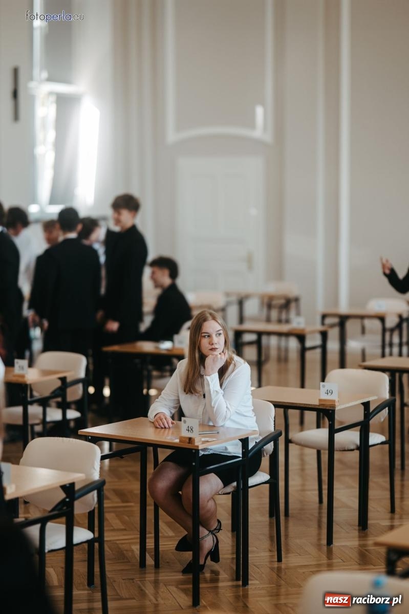 Zdjęcie w galerii na portalu naszraciborz.pl: Matury w Ekonomiku. Absolwentki i absolwenci czterech klas przystąpili do egzaminu dojrzałości wiadomości z regionu