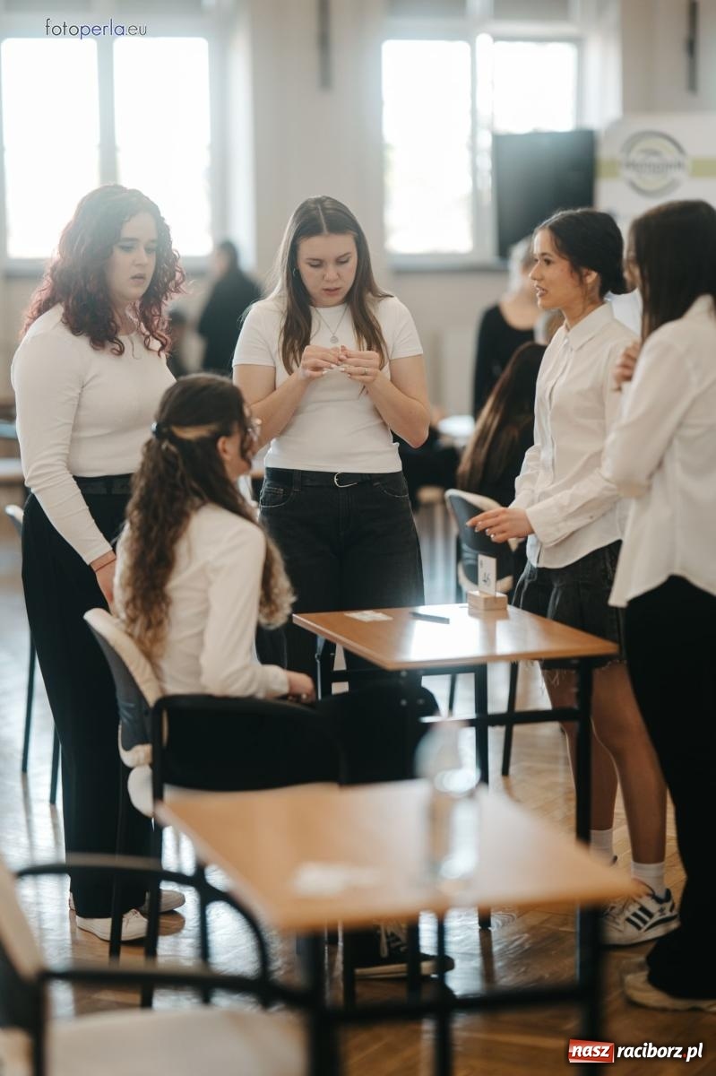 Zdjęcie w galerii na portalu naszraciborz.pl: Matury w Ekonomiku. Absolwentki i absolwenci czterech klas przystąpili do egzaminu dojrzałości wiadomości z regionu