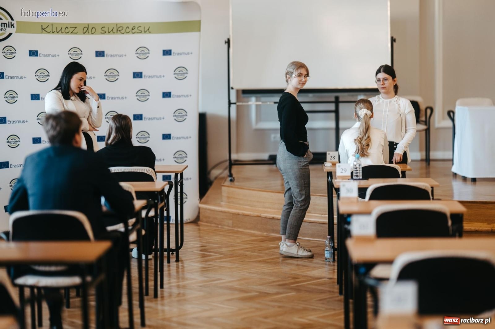 Zdjęcie w galerii na portalu naszraciborz.pl: Matury w Ekonomiku. Absolwentki i absolwenci czterech klas przystąpili do egzaminu dojrzałości wiadomości z regionu
