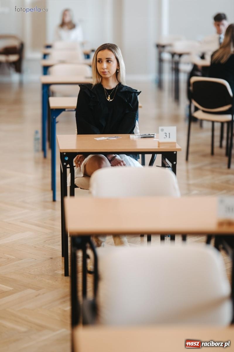Zdjęcie w galerii na portalu naszraciborz.pl: Matury w Ekonomiku. Absolwentki i absolwenci czterech klas przystąpili do egzaminu dojrzałości wiadomości z regionu