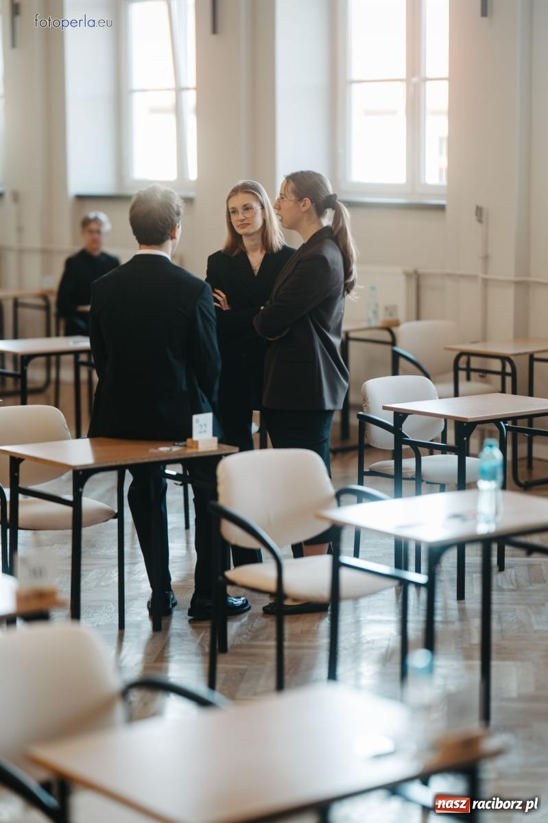 Zdjęcie w galerii na portalu naszraciborz.pl: Matury w Ekonomiku. Absolwentki i absolwenci czterech klas przystąpili do egzaminu dojrzałości wiadomości z regionu