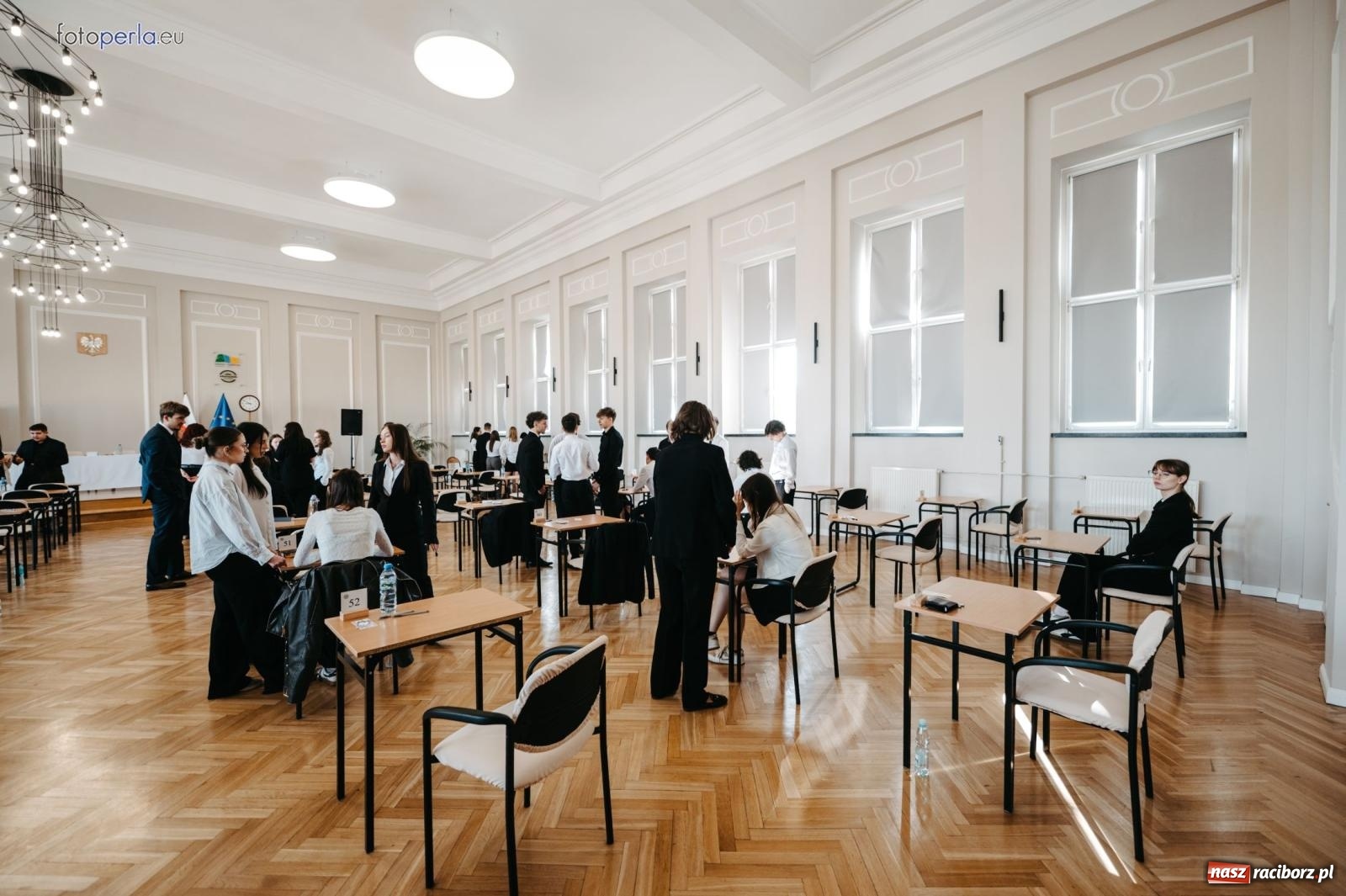 Zdjęcie w galerii na portalu naszraciborz.pl: Matury w Ekonomiku. Absolwentki i absolwenci czterech klas przystąpili do egzaminu dojrzałości wiadomości z regionu