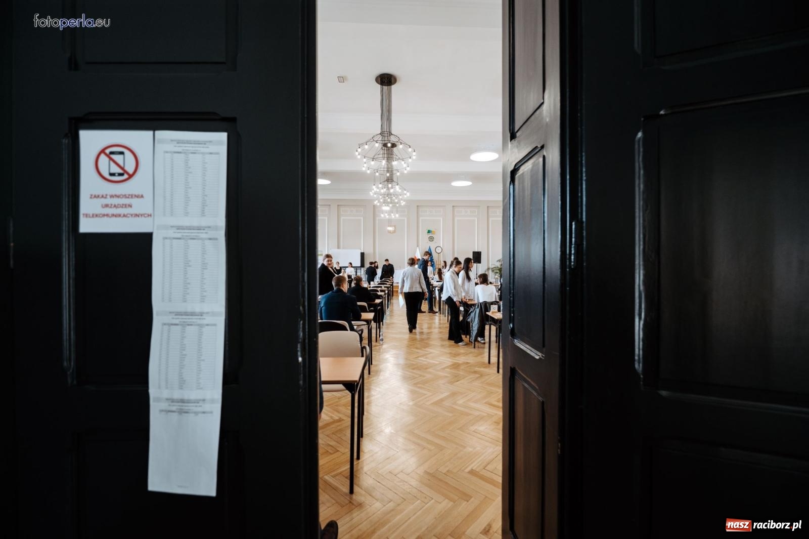 Zdjęcie w galerii na portalu naszraciborz.pl: Matury w Ekonomiku. Absolwentki i absolwenci czterech klas przystąpili do egzaminu dojrzałości wiadomości z regionu